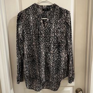 Apt 9 button up blouse size medium in snack print black and white